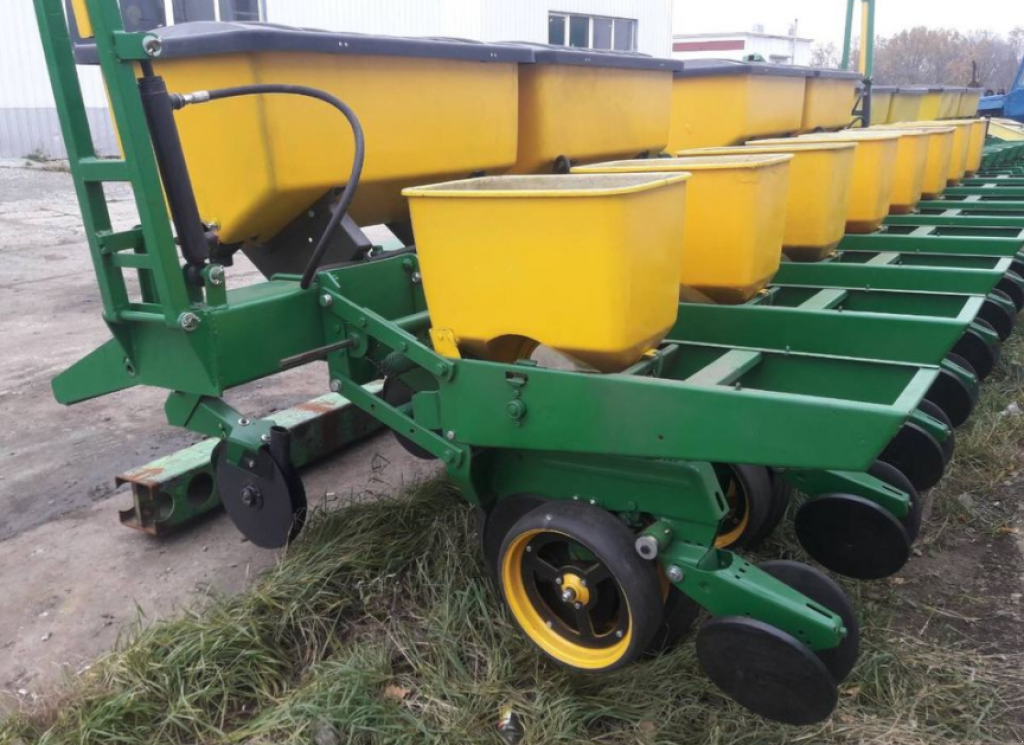 Gareeggenfelder des Typs John Deere 7000/8,  in Суми (Bild 1)