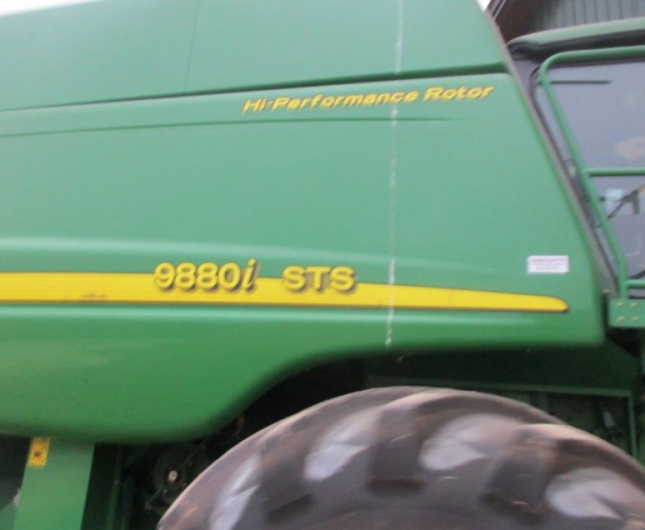 Oldtimer-Mähdrescher des Typs John Deere 9880i STS, Neumaschine in Житомир (Bild 5)