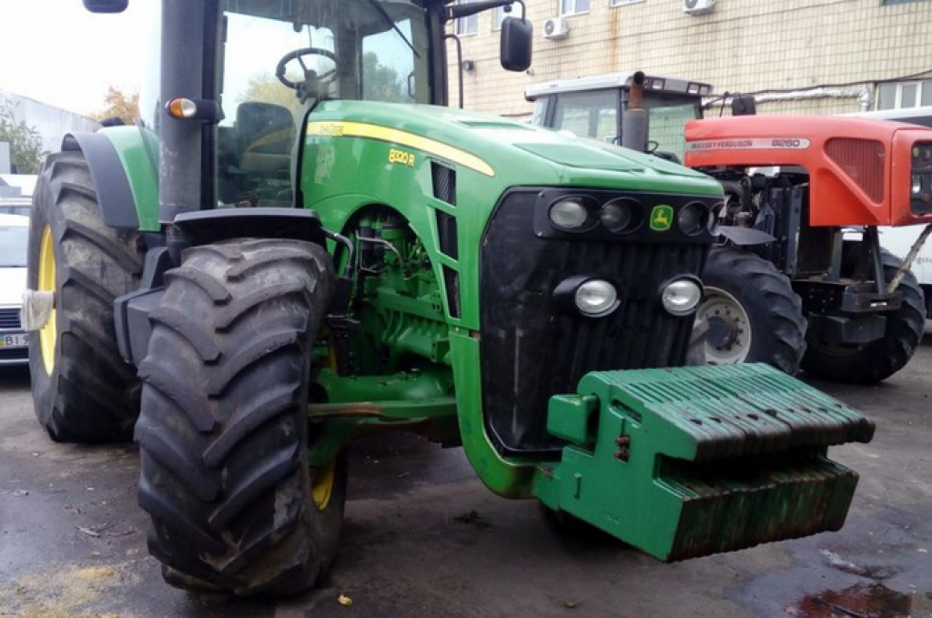 Oldtimer-Traktor des Typs John Deere 8320R, Neumaschine in Київ (Bild 3)