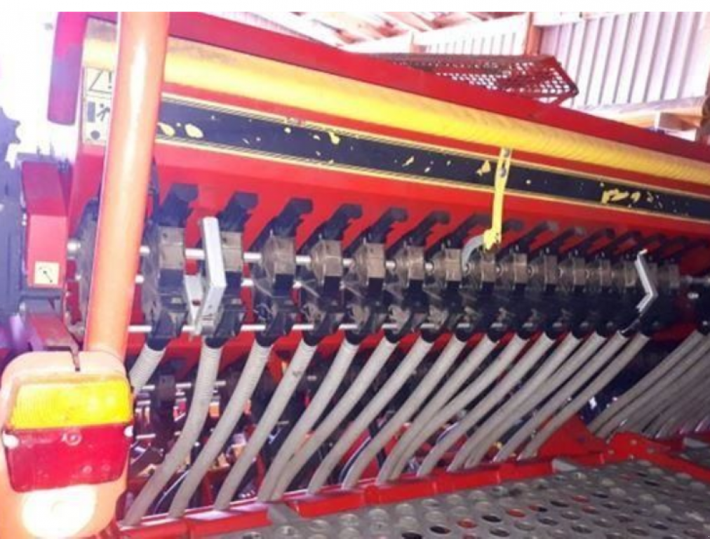 Direktsaatmaschine des Typs Väderstad Rapid 400C,  in Київ (Bild 4)