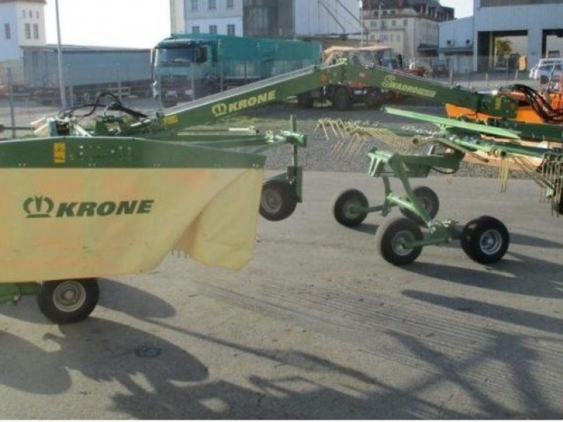 Schwader des Typs Krone Swadro 710/26 T,  in Київ (Bild 1)