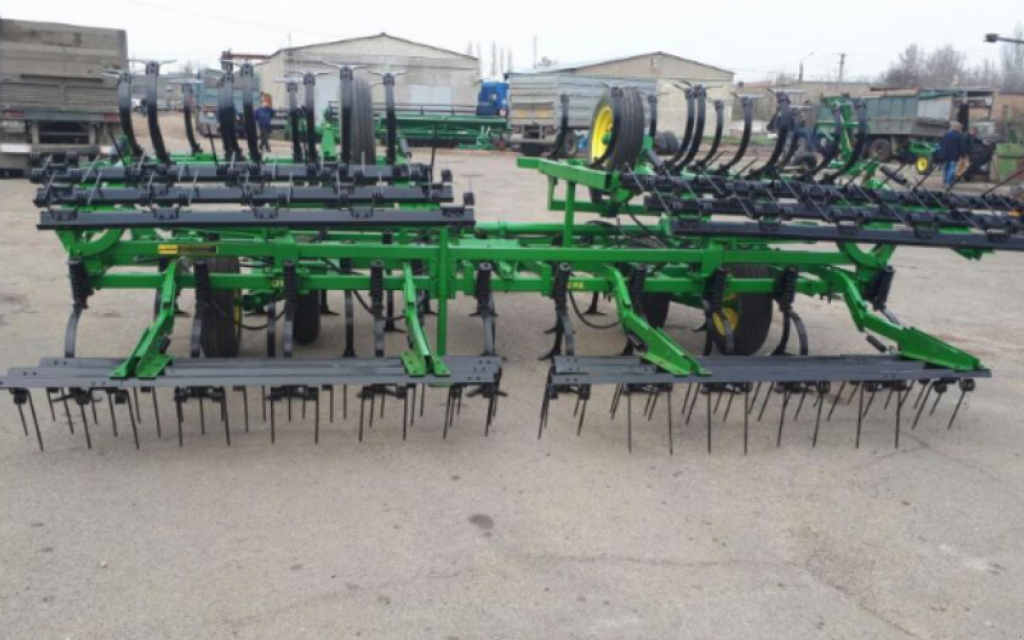 Kartoffelpflegetechnik des Typs John Deere 1010,  in Сливине (Bild 1)