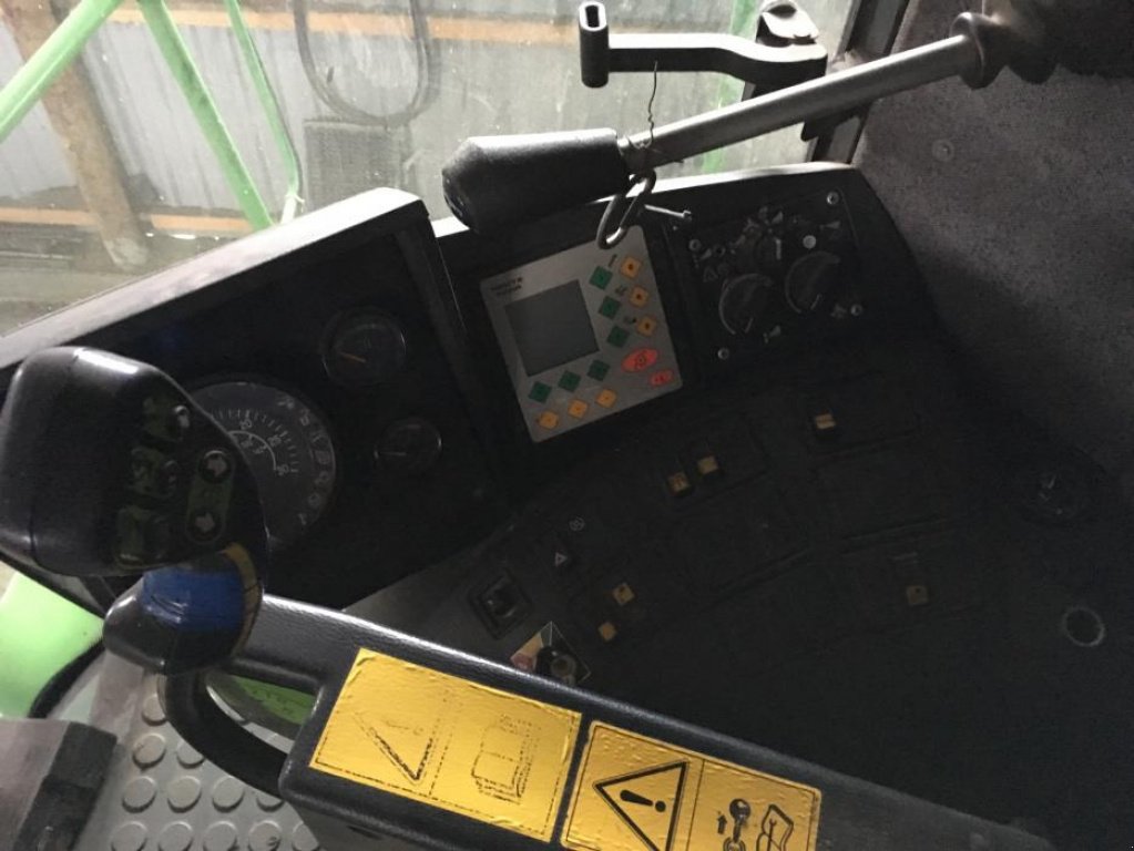 Oldtimer-Mähdrescher des Typs Same 5690 HTS, Neumaschine in Га́йворон  (Bild 9)