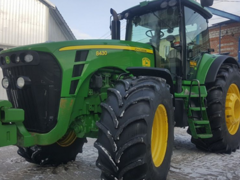 Oldtimer-Traktor des Typs John Deere 8430, Neumaschine in Тернопіль (Bild 1)