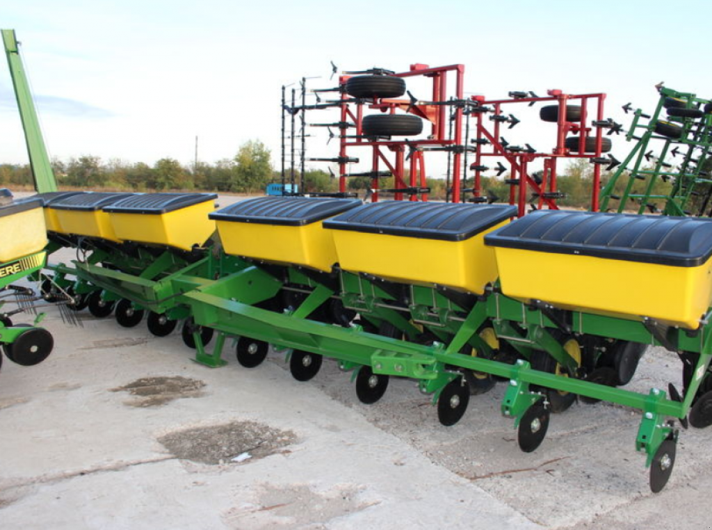 Gareeggenfelder des Typs John Deere 7000/12,  in Кіровоград (Bild 1)