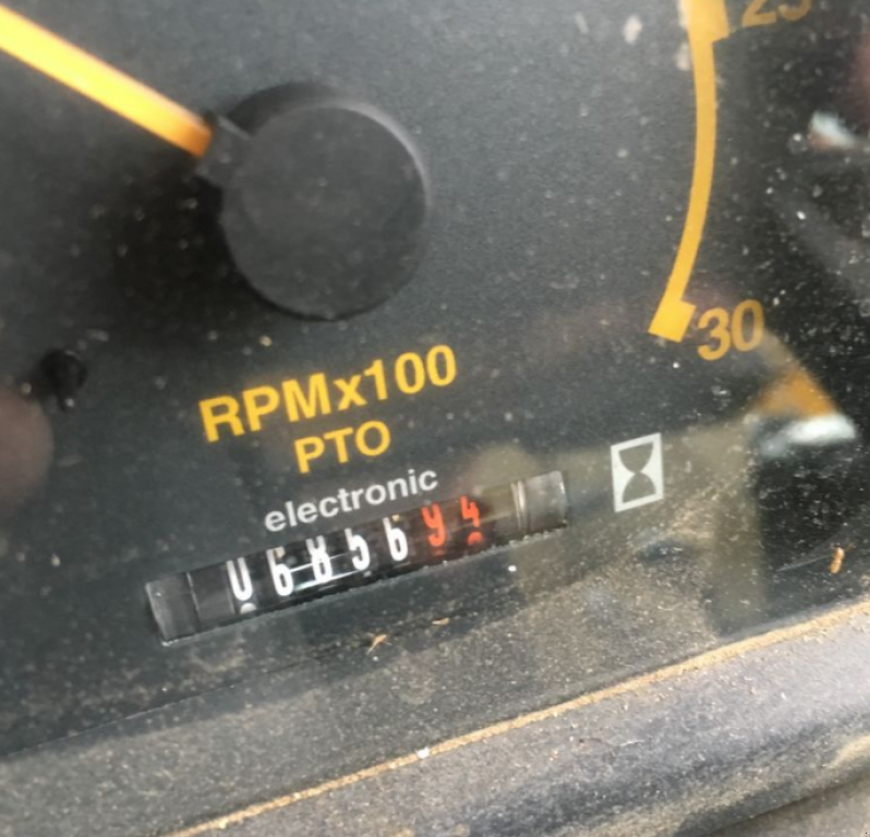 Oldtimer-Traktor des Typs John Deere 5510,  in Теплик (Bild 4)