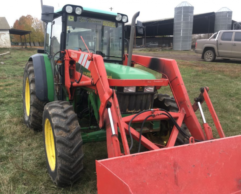 Oldtimer-Traktor des Typs John Deere 5510,  in Теплик (Bild 6)