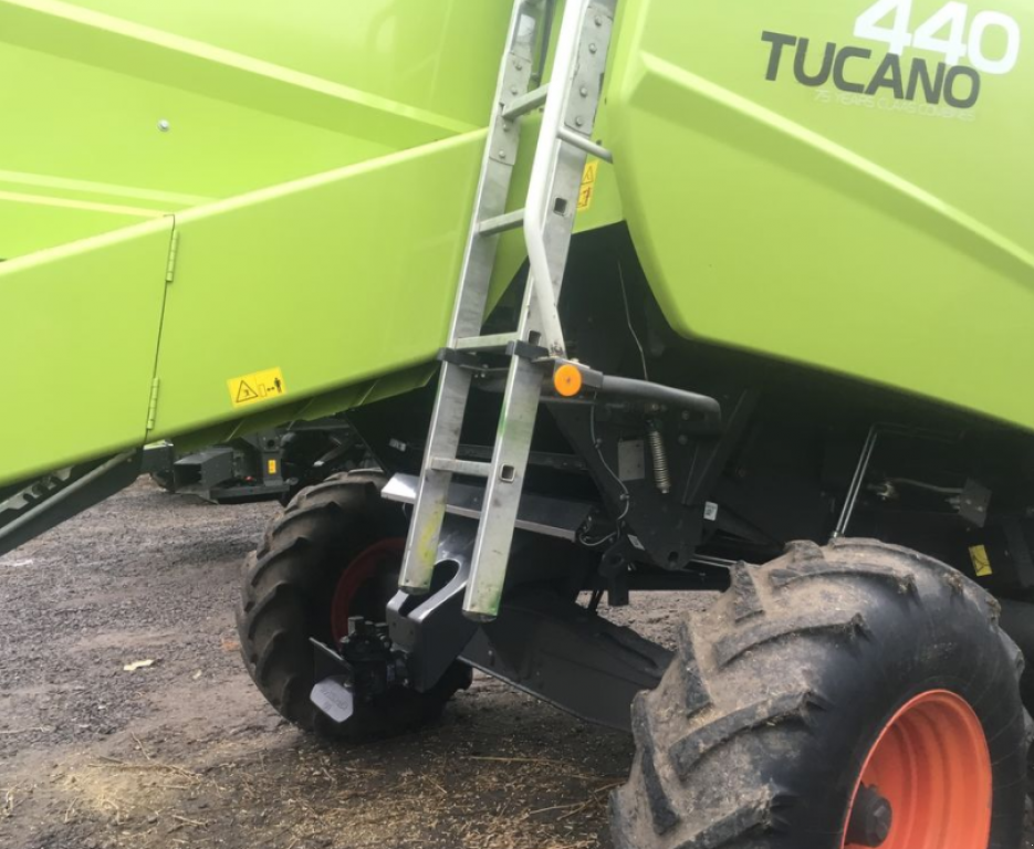 Oldtimer-Mähdrescher des Typs CLAAS Tucano 440, Neumaschine in Теплик (Bild 8)