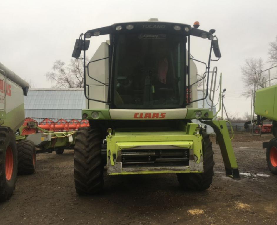 Oldtimer-Mähdrescher des Typs CLAAS Tucano 440, Neumaschine in Теплик (Bild 1)