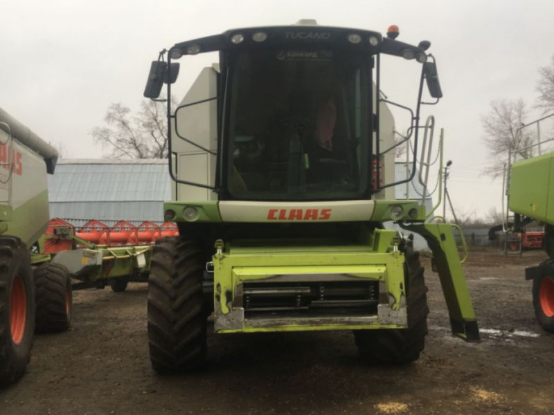 Oldtimer-Mähdrescher des Typs CLAAS Tucano 440, Neumaschine in Теплик (Bild 1)