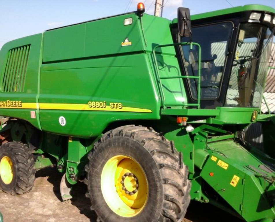 Oldtimer-Mähdrescher des Typs John Deere 9880i STS, Neumaschine in Чортків (Bild 5)