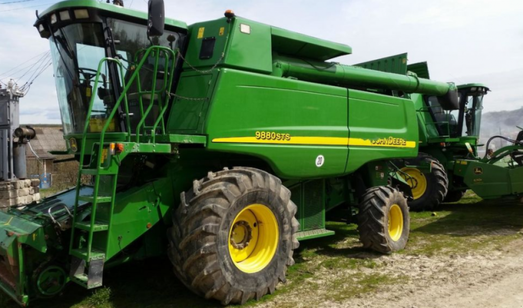Oldtimer-Mähdrescher des Typs John Deere 9880i STS, Neumaschine in Чортків (Bild 7)