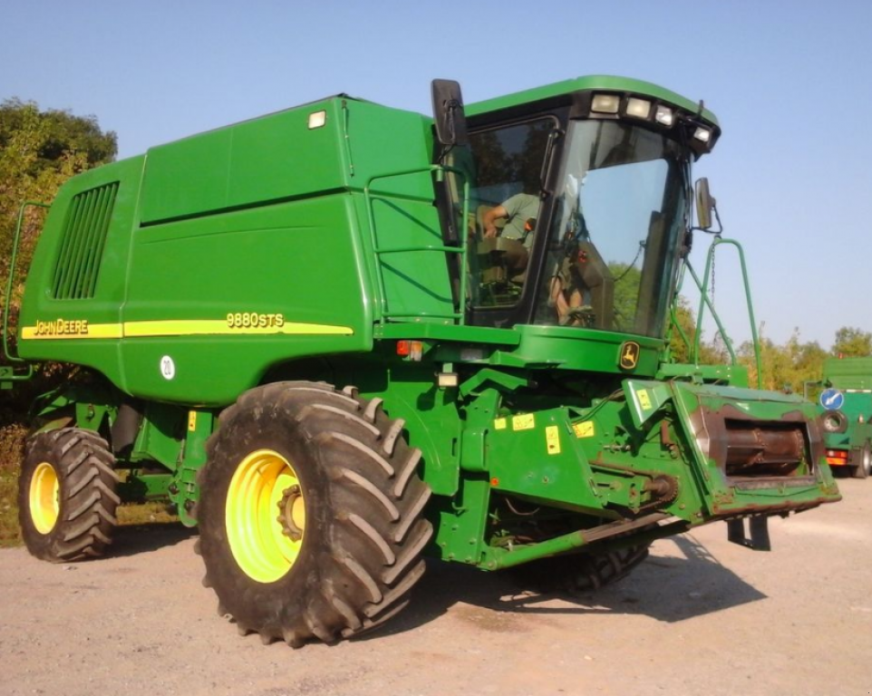 Oldtimer-Mähdrescher des Typs John Deere 9880 STS, Neumaschine in Чортків (Bild 4)