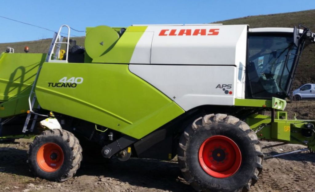 Oldtimer-Mähdrescher des Typs CLAAS Tucano 440, Neumaschine in Чортків (Bild 7)