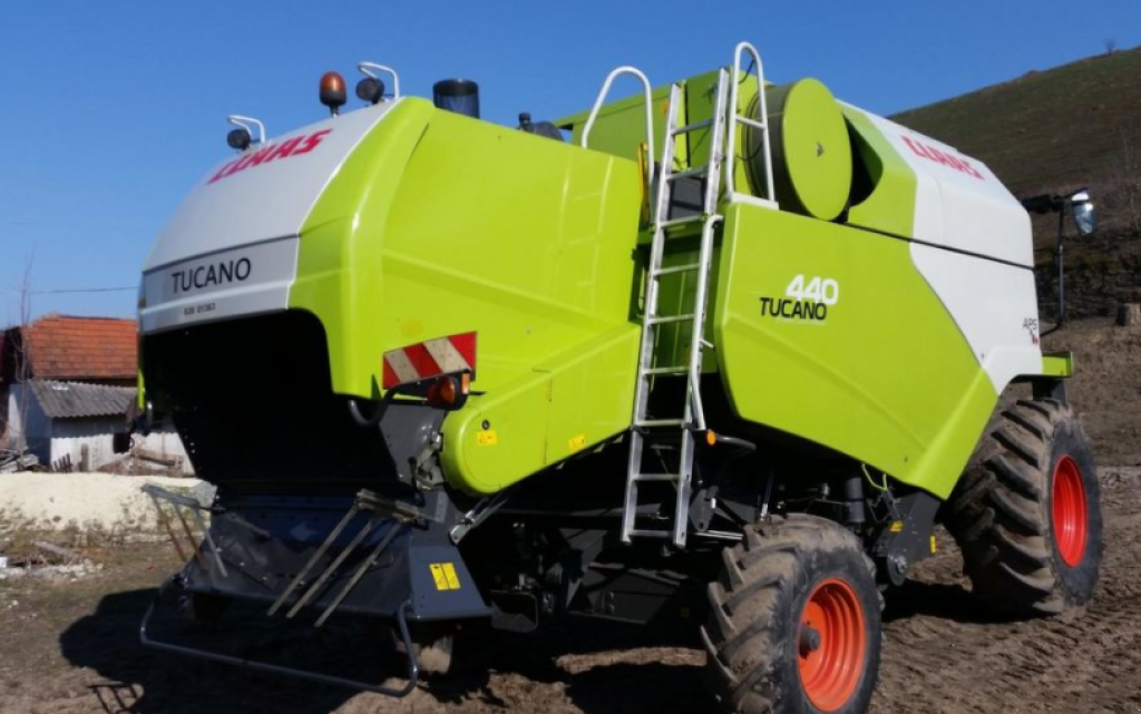 Oldtimer-Mähdrescher des Typs CLAAS Tucano 440, Neumaschine in Чортків (Bild 8)