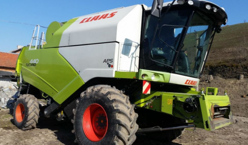 Oldtimer-Mähdrescher des Typs CLAAS Tucano 440, Neumaschine in Чортків (Bild 1)