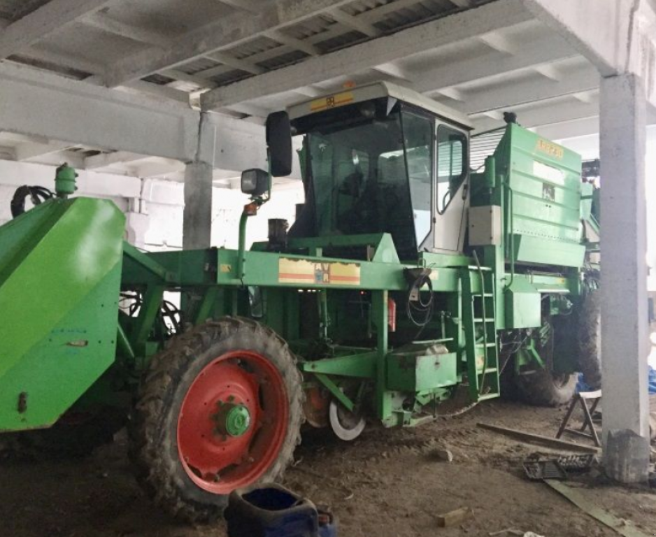 Kartoffelvollernter des Typs AVR ARB 230,  in Новгород-Сіверський (Bild 1)