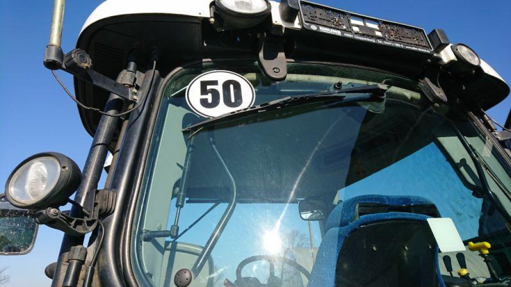 Oldtimer-Traktor des Typs New Holland T7.250, Neumaschine in Полтава (Bild 3)