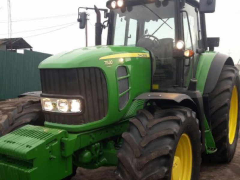 Oldtimer-Traktor des Typs John Deere 7530, Neumaschine in Київ (Bild 1)