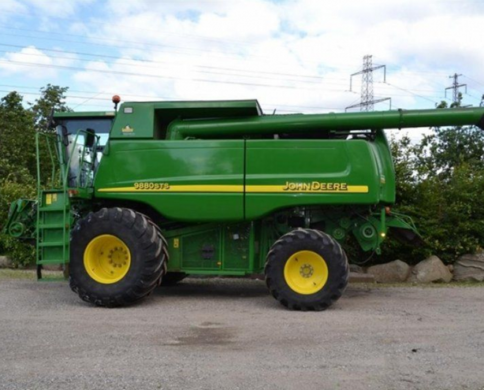 Oldtimer-Mähdrescher des Typs John Deere 9880 STS, Neumaschine in Київ (Bild 1)