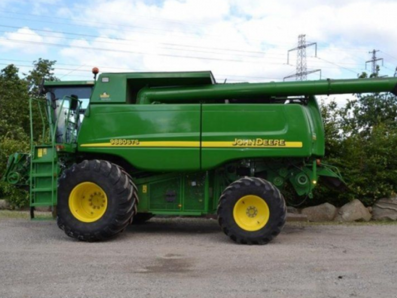 Oldtimer-Mähdrescher des Typs John Deere 9880 STS, Neumaschine in Київ (Bild 1)