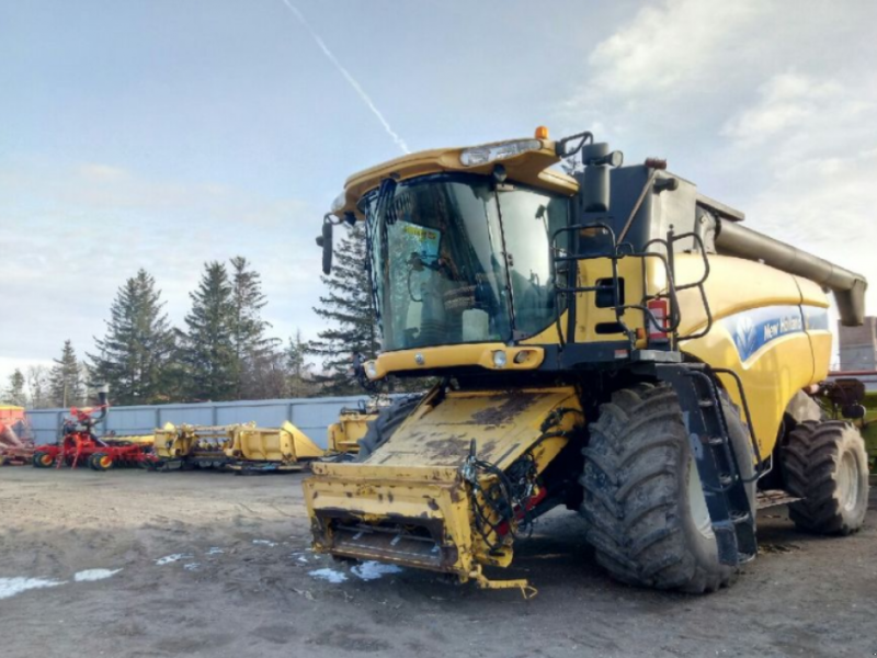 Oldtimer-Mähdrescher des Typs New Holland CX8080, Neumaschine in Вузлове (Bild 1)