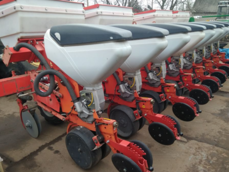 Gareeggenfelder des Typs Quivogne Prosem K8,  in Василівка (Bild 1)