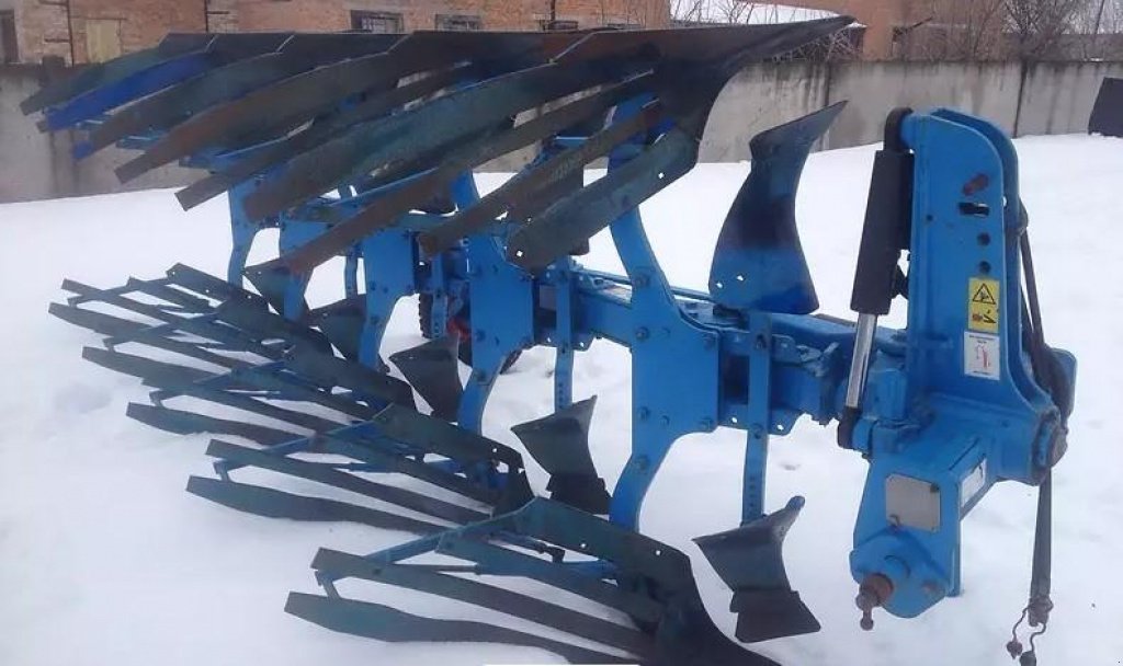 Scheibenpflug des Typs Lemken EuroOpal 7,  in Перея́слав-Хмельни́цький (Bild 1)