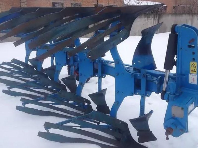 Scheibenpflug des Typs Lemken EuroOpal 7,  in Перея́слав-Хмельни́цький (Bild 1)