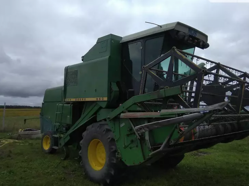 Oldtimer-Mähdrescher des Typs John Deere 960, Neumaschine in Луцьк (Bild 1)