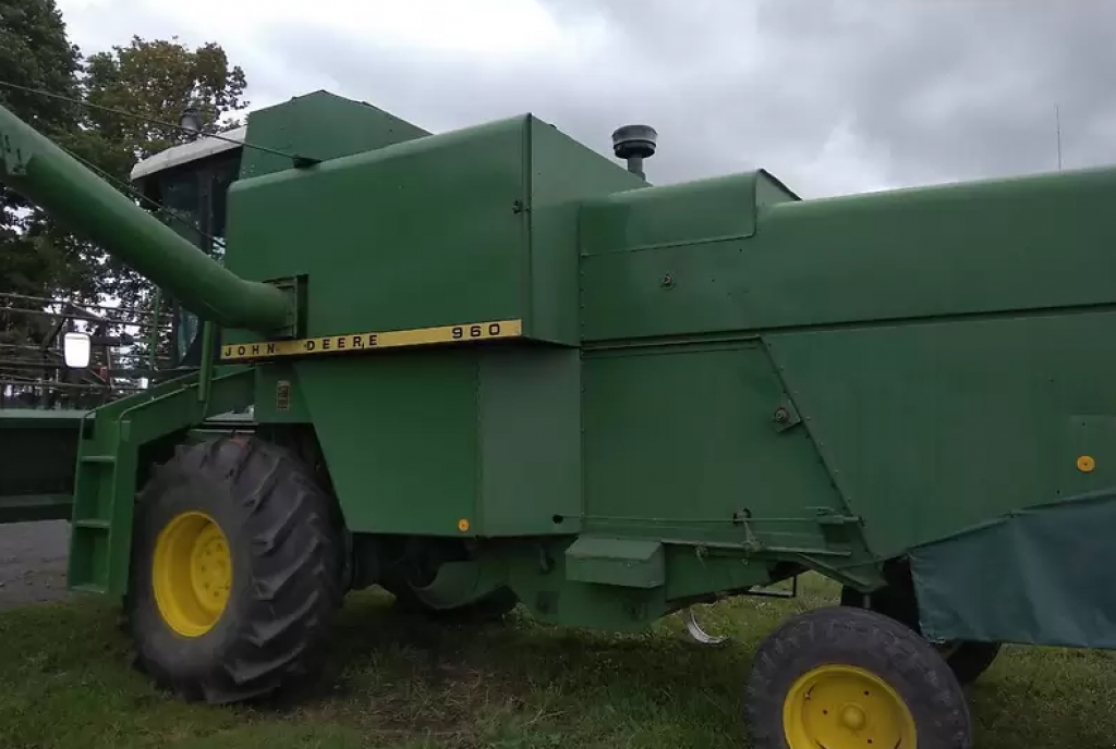 Oldtimer-Mähdrescher des Typs John Deere 960, Neumaschine in Луцьк (Bild 8)