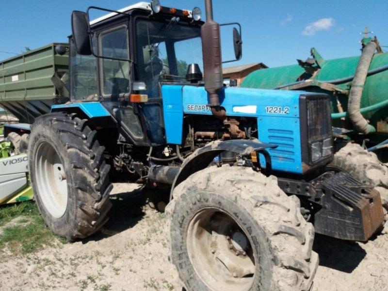 Oldtimer-Traktor des Typs Belarus Беларус-1221,  in Нова Ушиця (Bild 1)