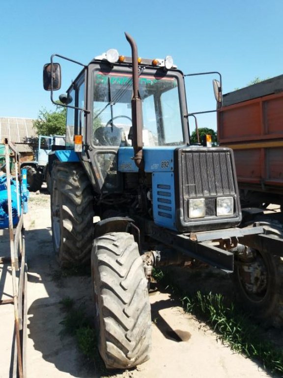 Oldtimer-Traktor des Typs Belarus Беларус-892, Neumaschine in Нова Ушиця (Bild 1)