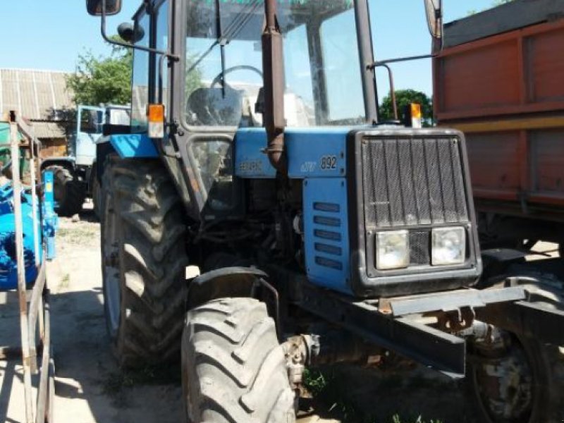 Oldtimer-Traktor des Typs Belarus Беларус-892, Neumaschine in Нова Ушиця (Bild 1)