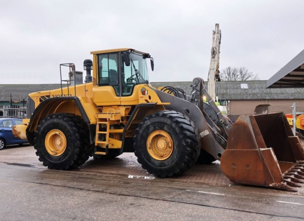 Frontlader des Typs Volvo L220F, Neumaschine in Київ (Bild 1)