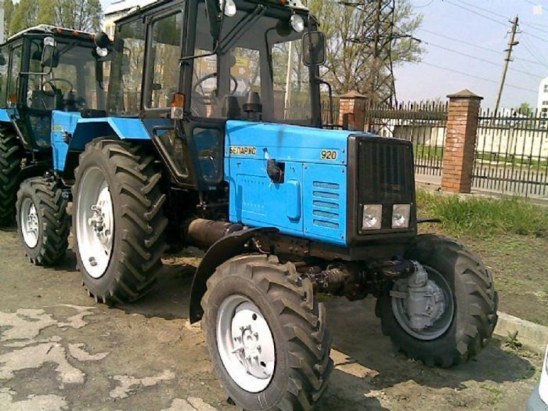 Oldtimer-Traktor des Typs Belarus Беларус-920, Neumaschine in Житомир