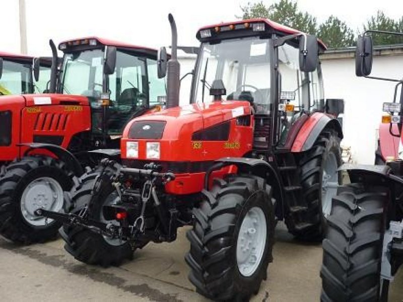 Oldtimer-Traktor des Typs Belarus Беларус-1523, Neumaschine in Житомир