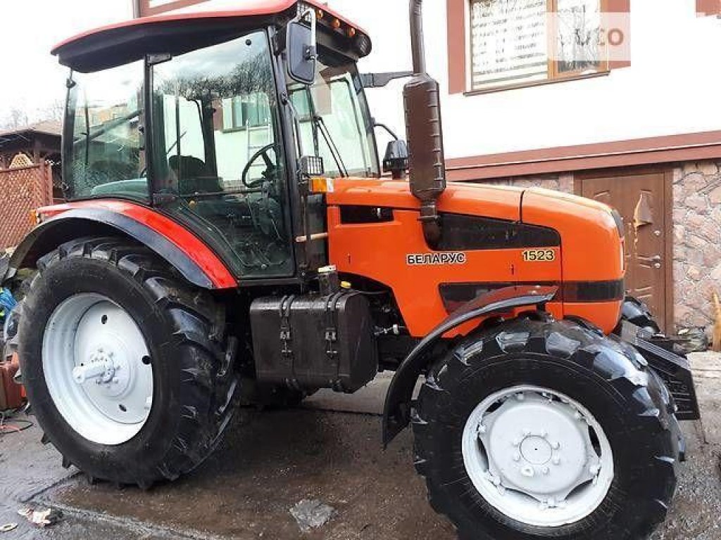 Oldtimer-Traktor des Typs Belarus Беларус-1523, Neumaschine in Житомир (Bild 3)