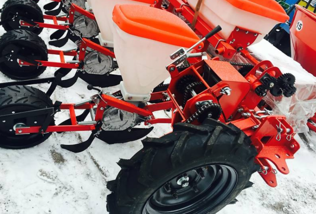 Gareeggenfelder des Typs CHERVONA ZIRKA УПС-8,  in Дніпропетровськ (Bild 1)