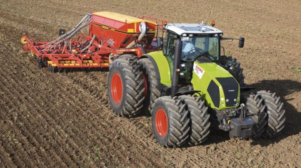 Oldtimer-Traktor des Typs CLAAS Axion 850, Neumaschine in Гребінки (Bild 1)