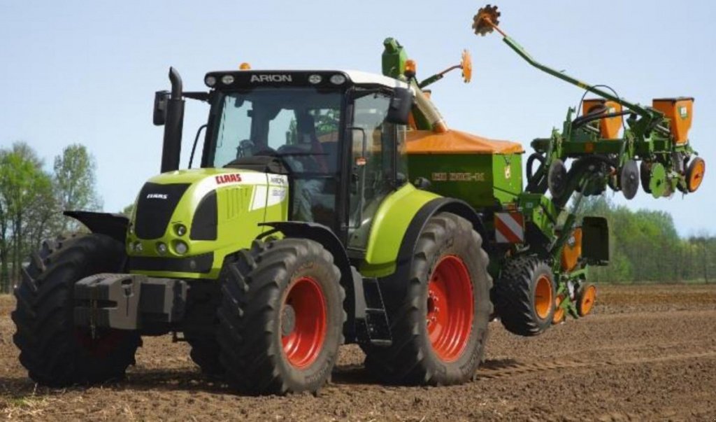 Oldtimer-Traktor des Typs CLAAS Arion 640 C, Neumaschine in Гребінки (Bild 4)