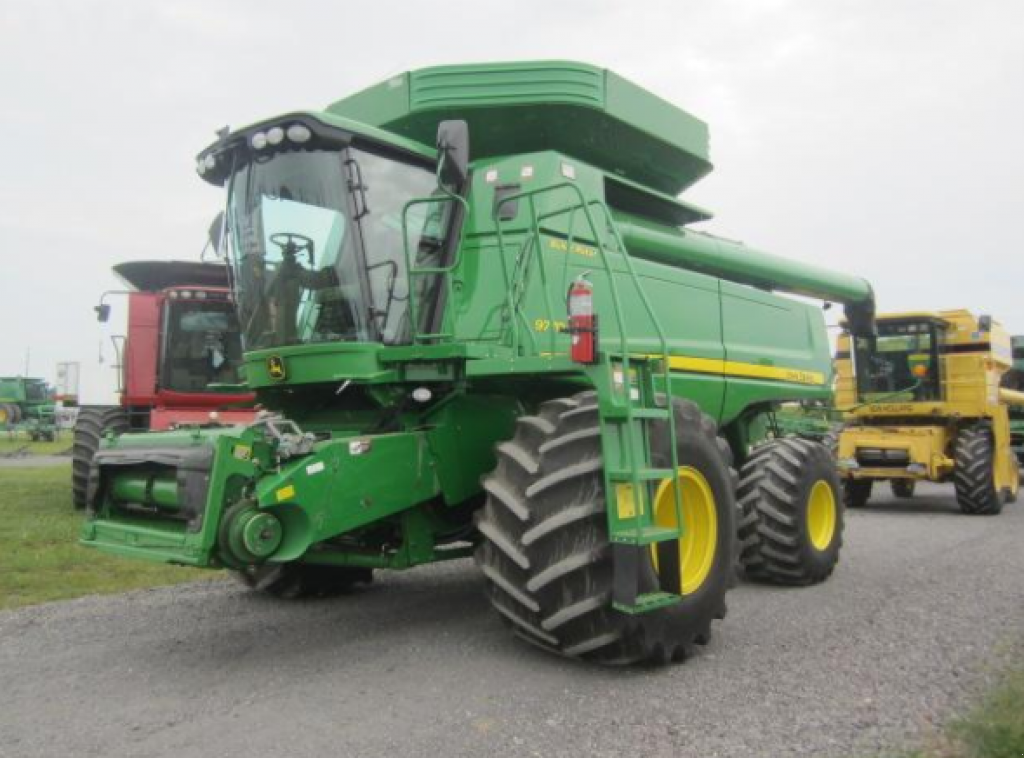 Oldtimer-Mähdrescher des Typs John Deere 9770 STS Bullet Rotor,  in Здолбунів (Bild 1)