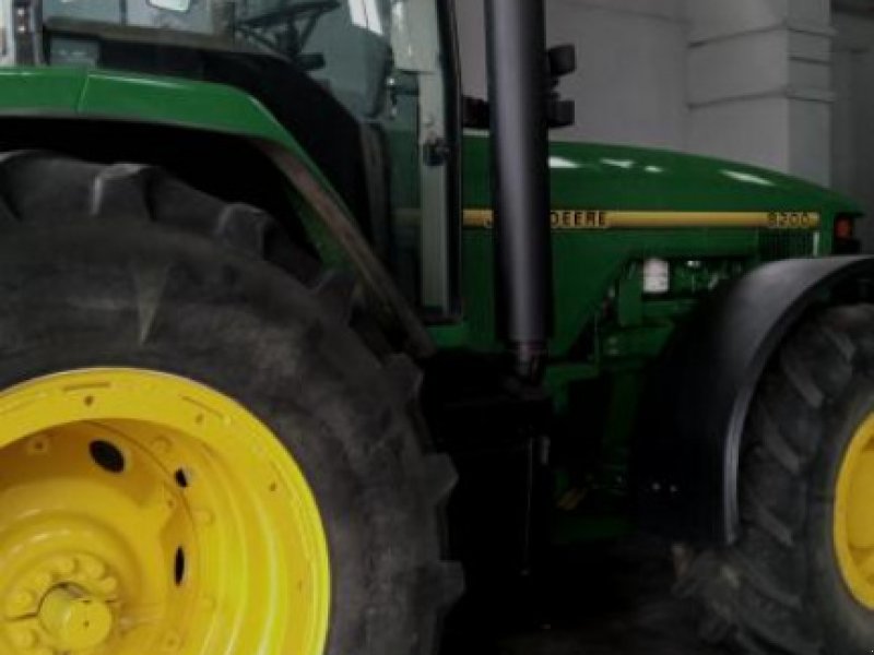 Oldtimer-Traktor des Typs John Deere 8200, Neumaschine in Здолбунів (Bild 1)