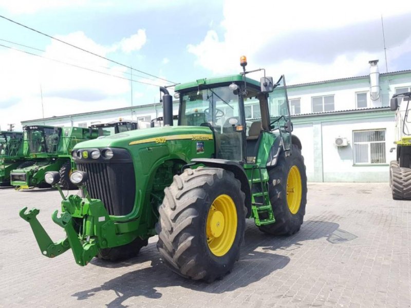 Oldtimer-Traktor des Typs John Deere 8420, Neumaschine in Здолбунів (Bild 1)