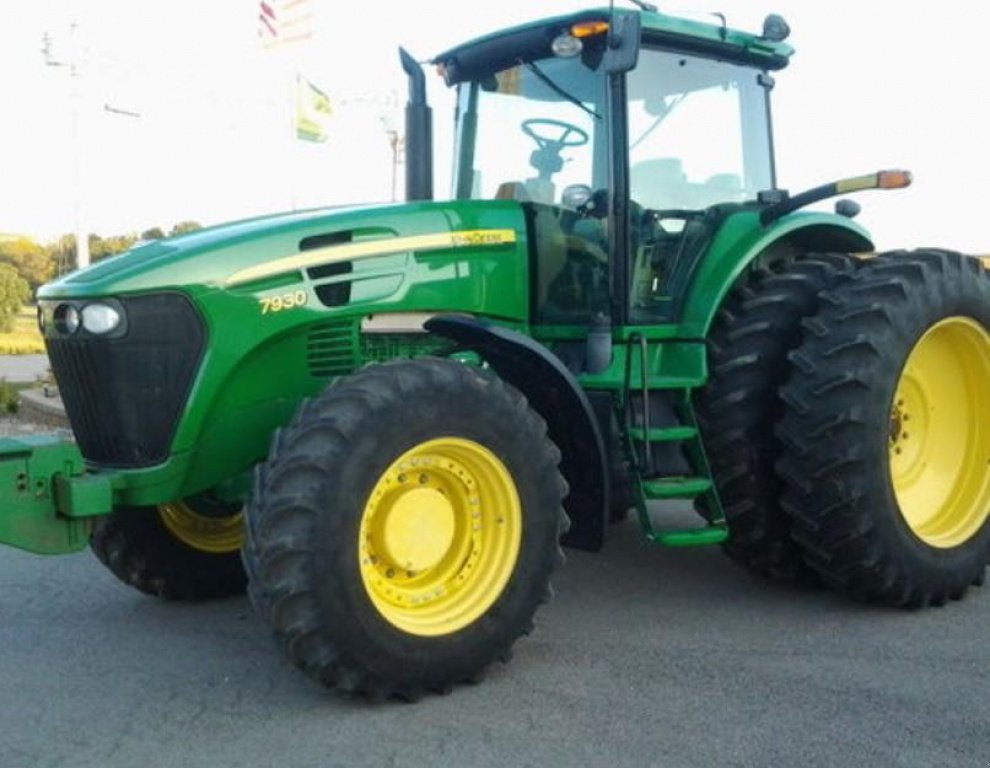 Oldtimer-Traktor des Typs John Deere 7930, Neumaschine in Київ (Bild 1)