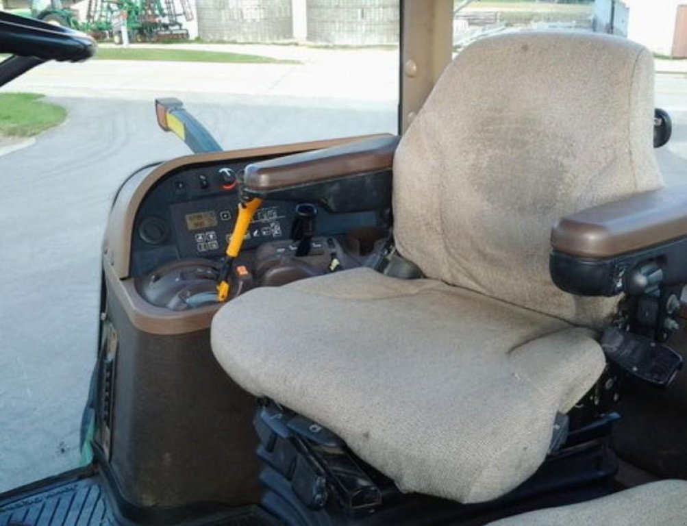 Oldtimer-Traktor des Typs John Deere 7930, Neumaschine in Київ (Bild 8)