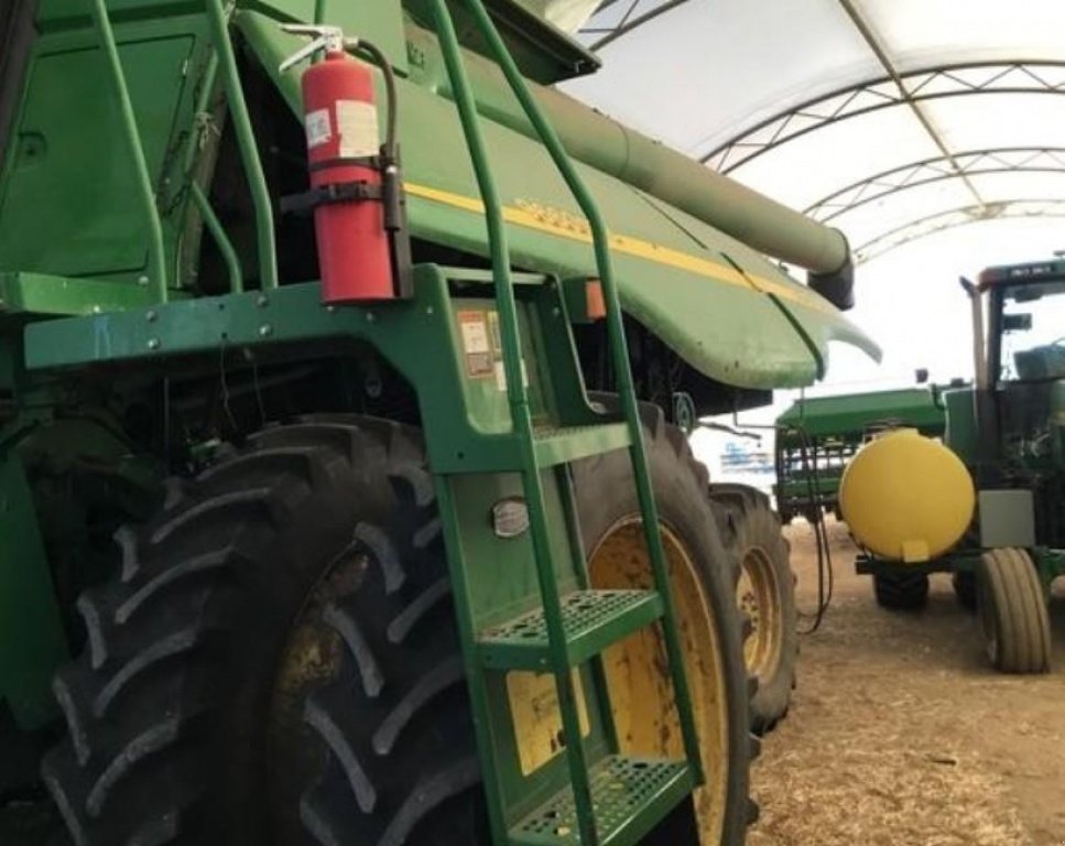 Oldtimer-Mähdrescher des Typs John Deere 9660 STS,  in Київ (Bild 5)