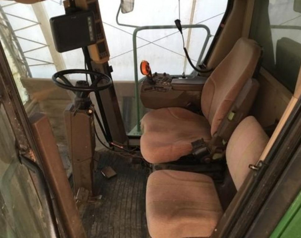 Oldtimer-Mähdrescher des Typs John Deere 9660 STS,  in Київ (Bild 9)