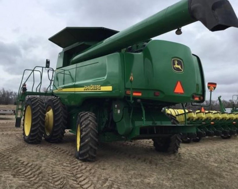 Oldtimer-Mähdrescher des Typs John Deere 9660 STS,  in Київ (Bild 4)