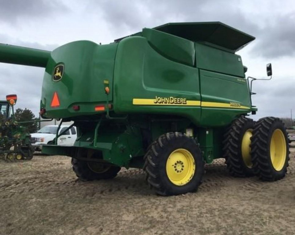 Oldtimer-Mähdrescher des Typs John Deere 9660 STS,  in Київ (Bild 1)